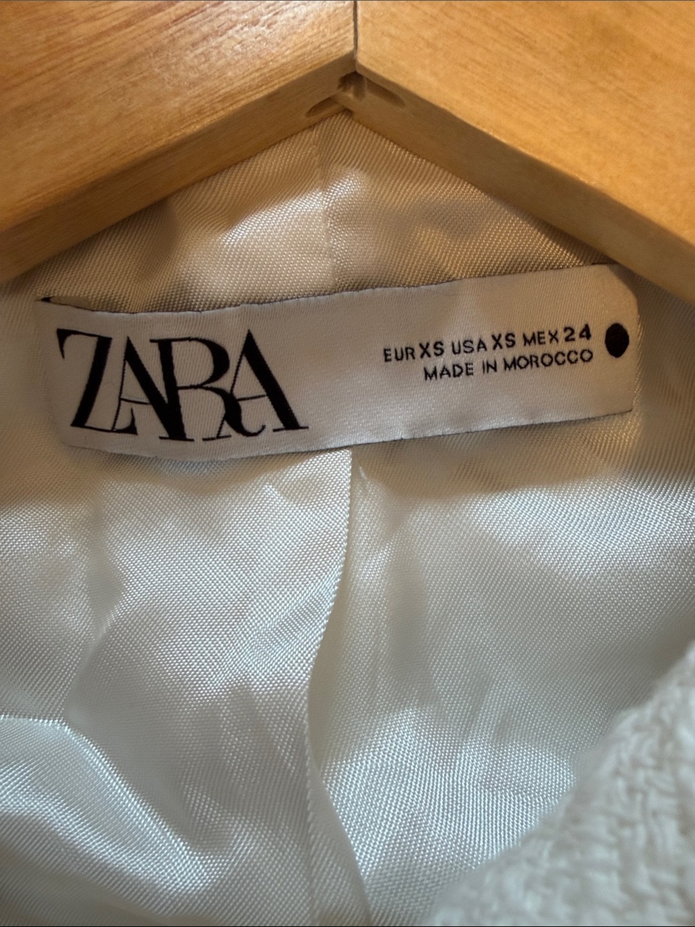 Zara Cream Bouclé Short Blazer with Gold Buttons - Picture 4 of 7